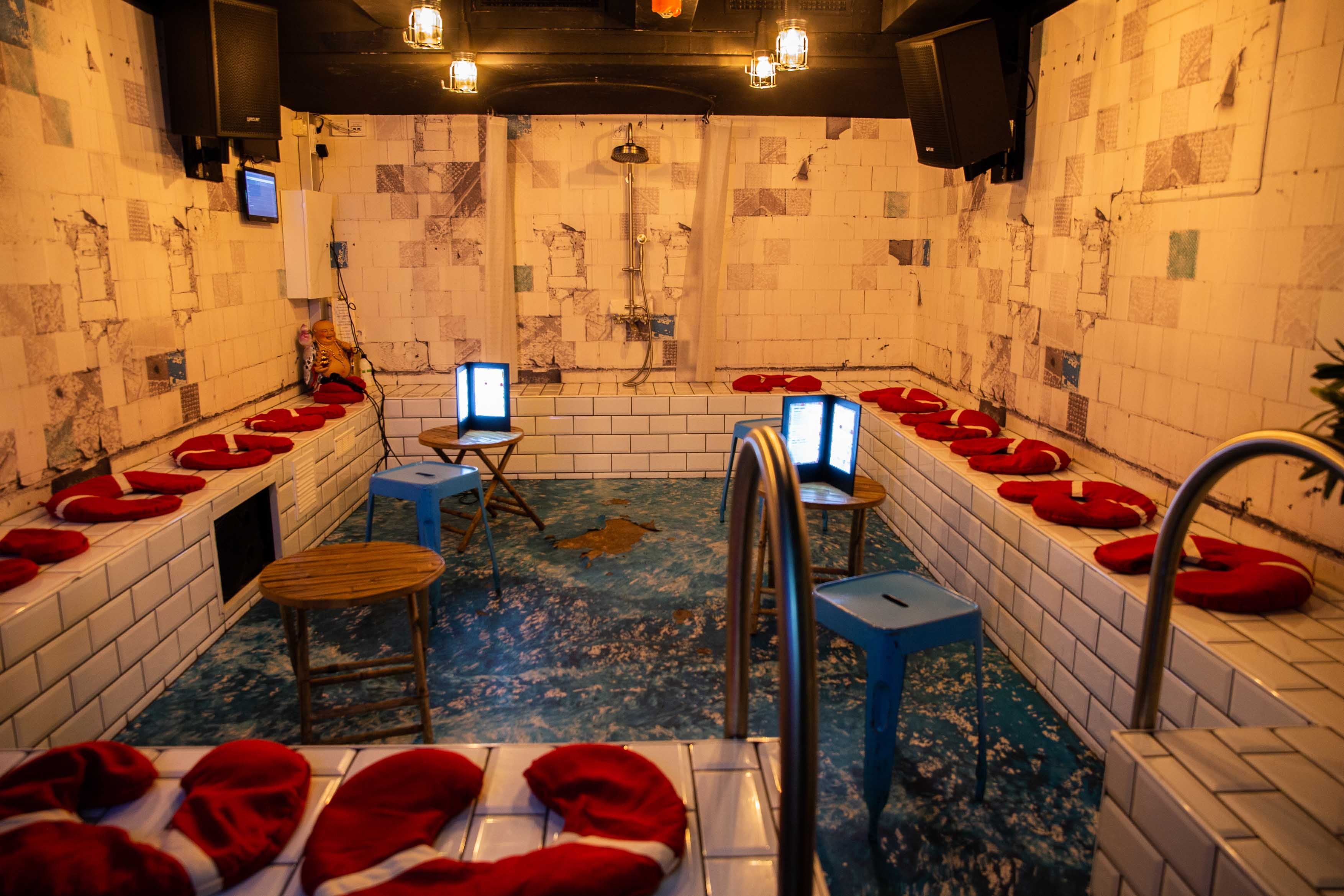 Uima-altaan näköiseksi sisustettu karaokehuone Sing and Poressa.