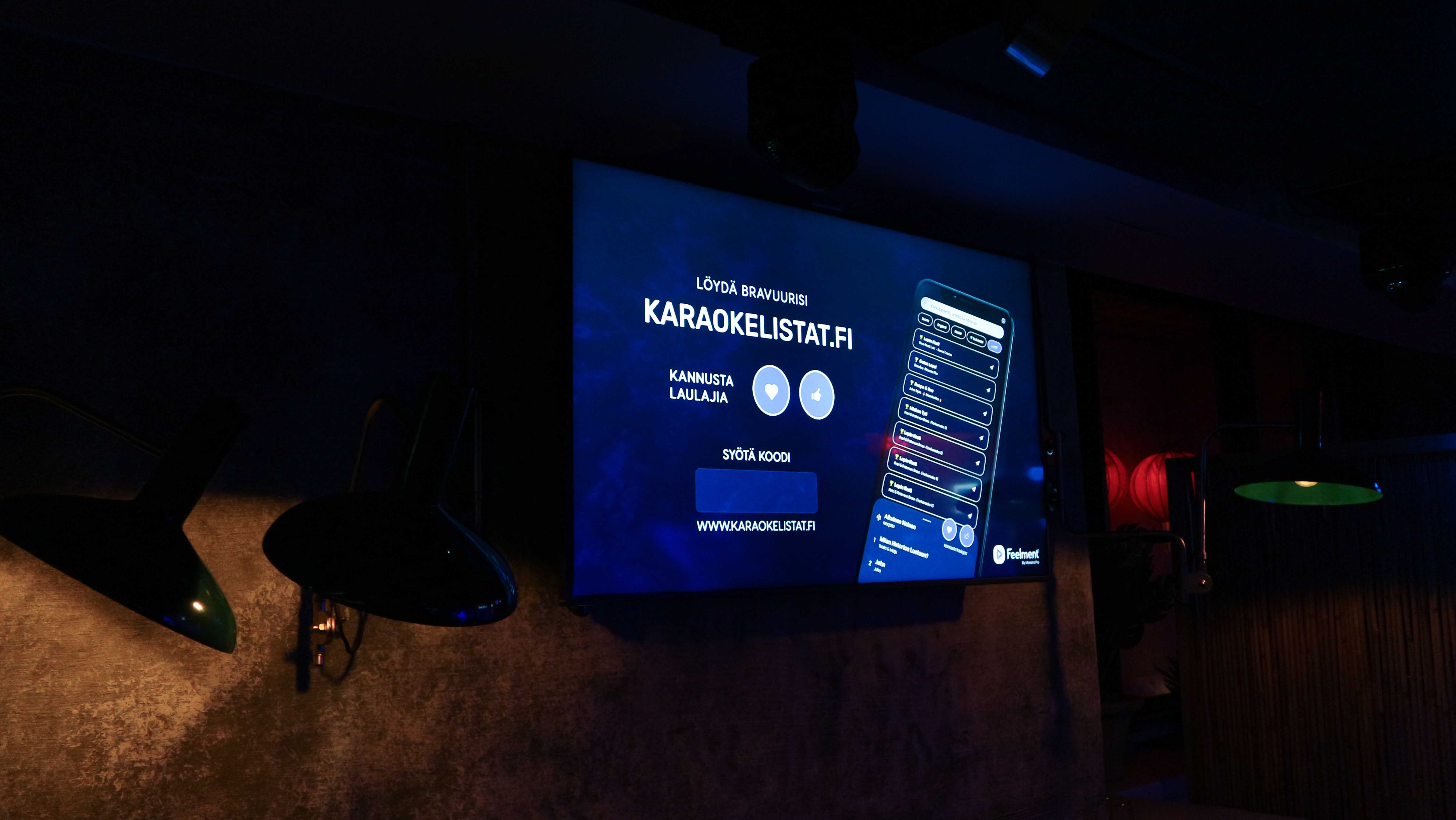 TV-ruutu, jossa näkyy karaokelistat.fi-sivuston mainos.