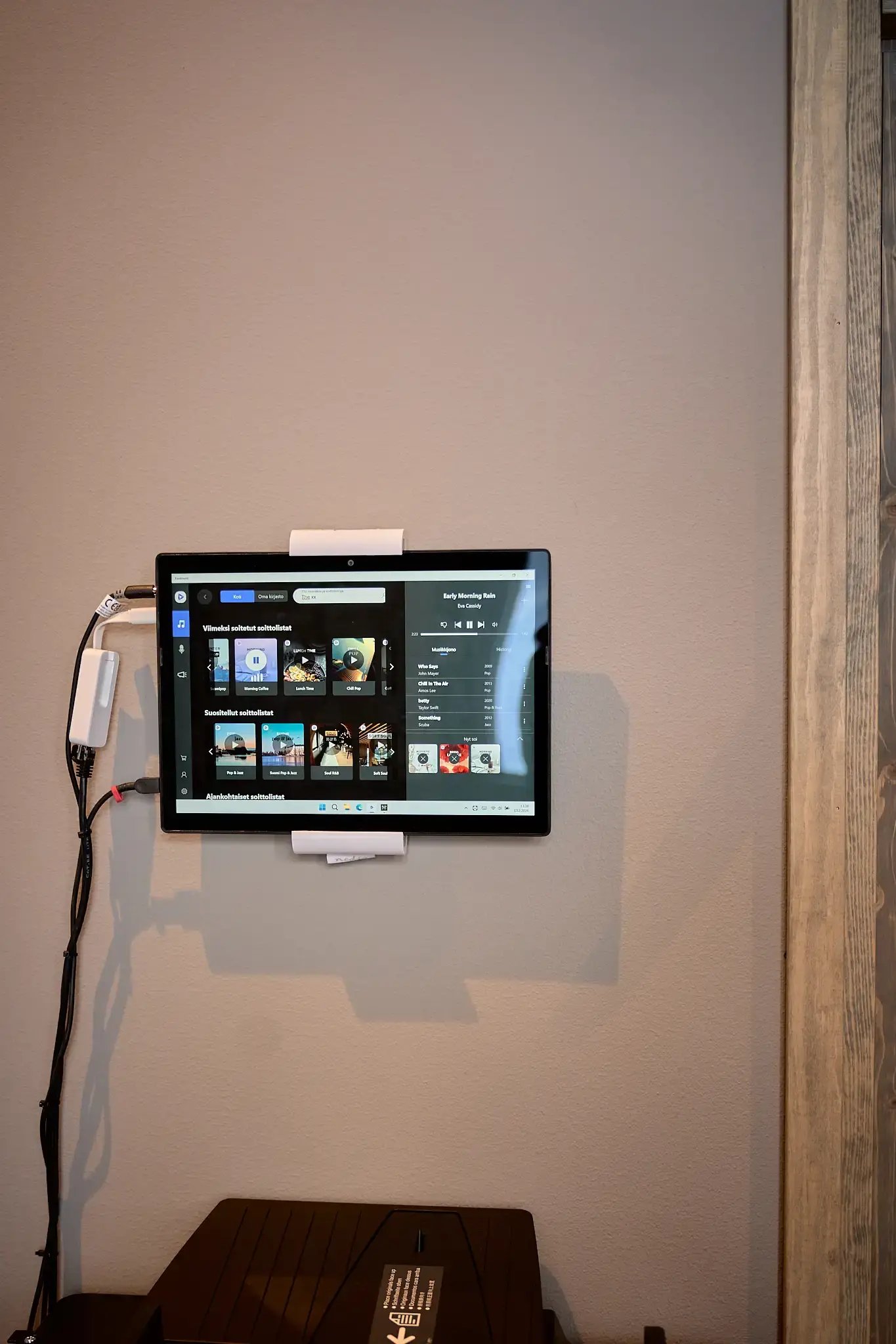 Taustamusiikkitabletti kiinnitettynä seinään.