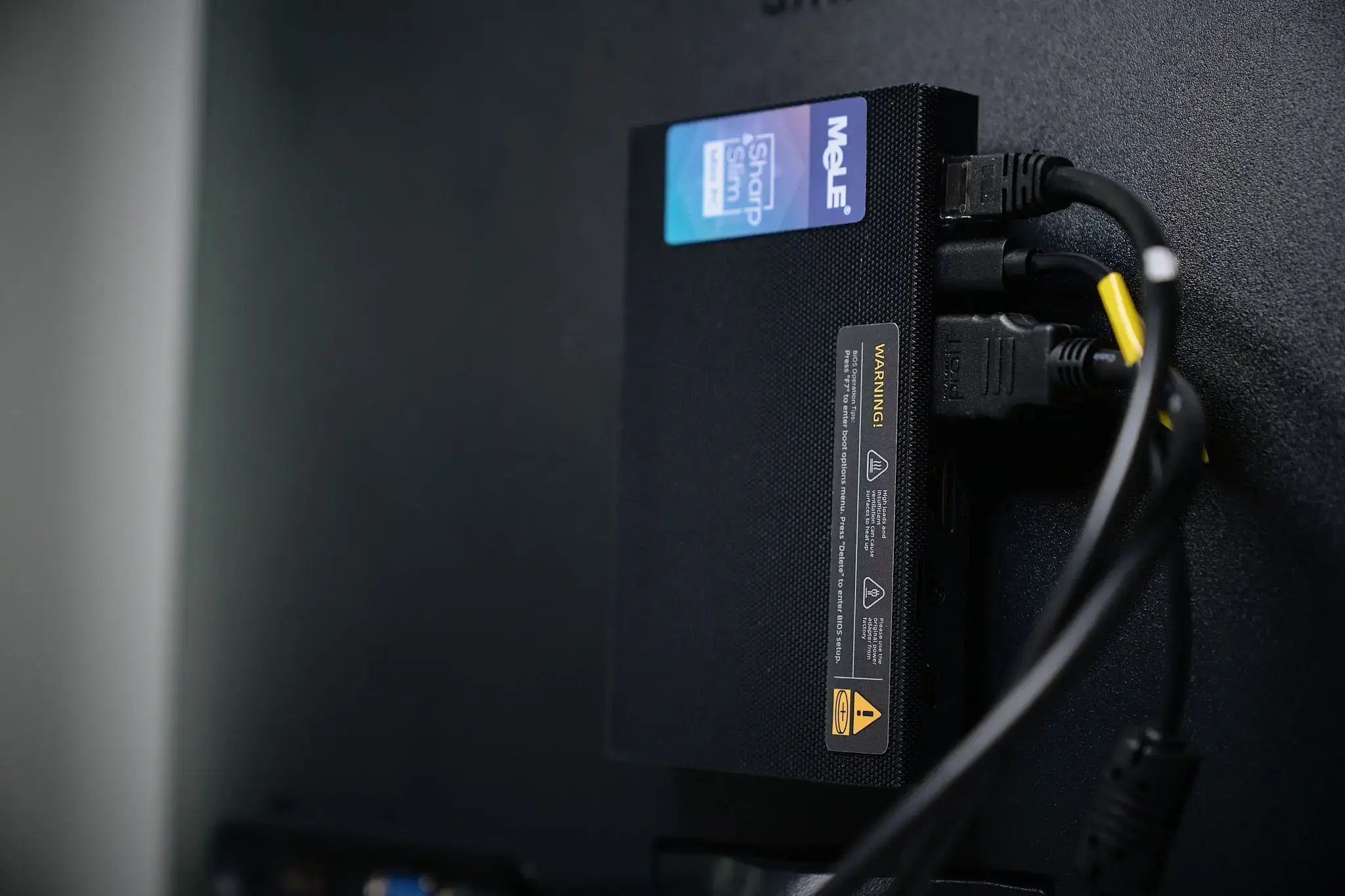 Näytön taakse kiinnitetty Mini PC.
