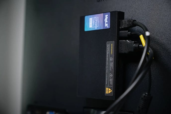 Blackbox-laite asennettuna tv-ruudun taakse.