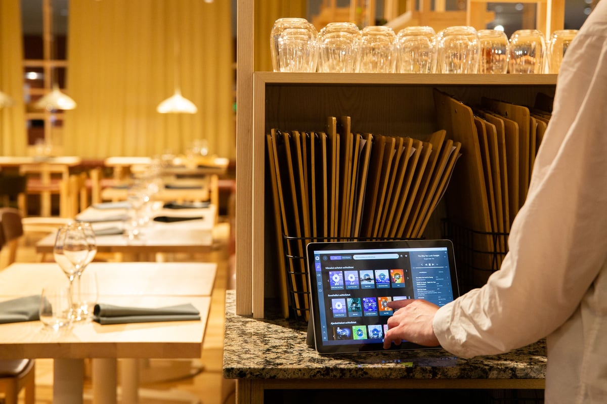 A restaurant employee using Feelment on a tablet computer.