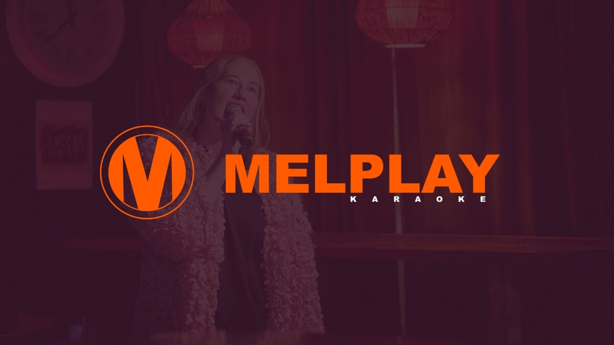 Melplayn logo tummanpunaisella taustalla.