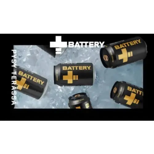 Battery-tölkkejä jäiden päällä ja teksti: Pysy terässä.