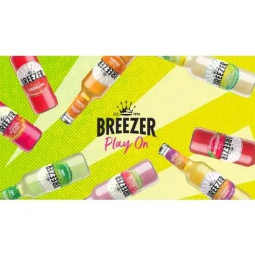 Lasisia pulloja eri väreissä vihertävällä taustalla ja Breezer-logo.