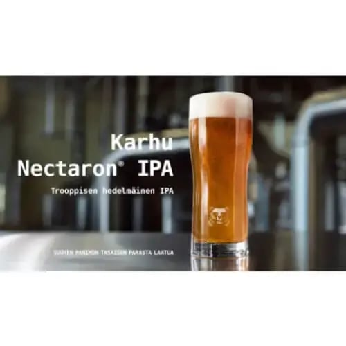 Pöydällä oleva tuoppi, jossa karhun kuva ja vieressä teksti: Karhu Nectaron IPA.