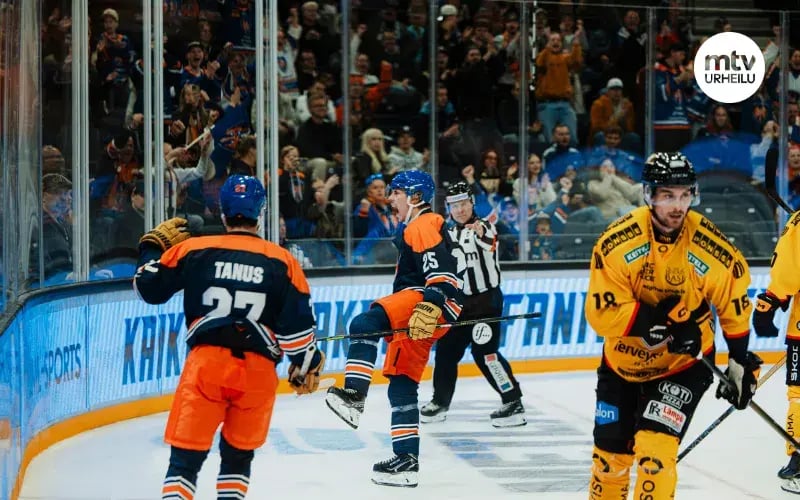 Jääkiekkoilijoita pelitilanteessa jäällä.