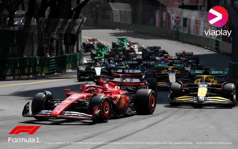Formula-autoja ajamassa radalla. Alakulmassa Formula 1 -logo ja yläkulmassa Viaplayn logo.