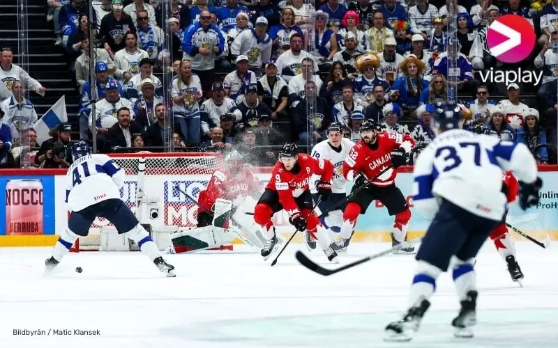 Jääkiekkoilijoita pelitilanteessa jäällä. Oikeassa yläreunassa Viaplayn logo.