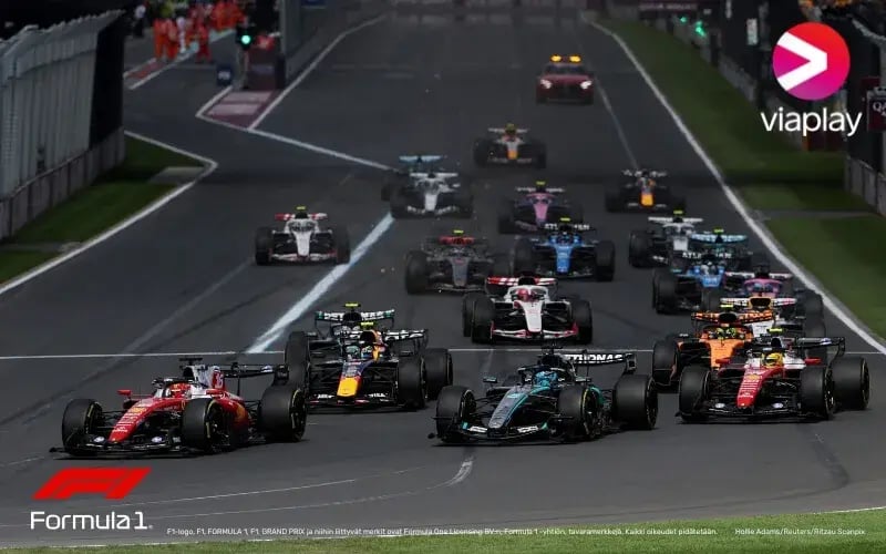 Formula 1 -autoja ajamassa radalla.