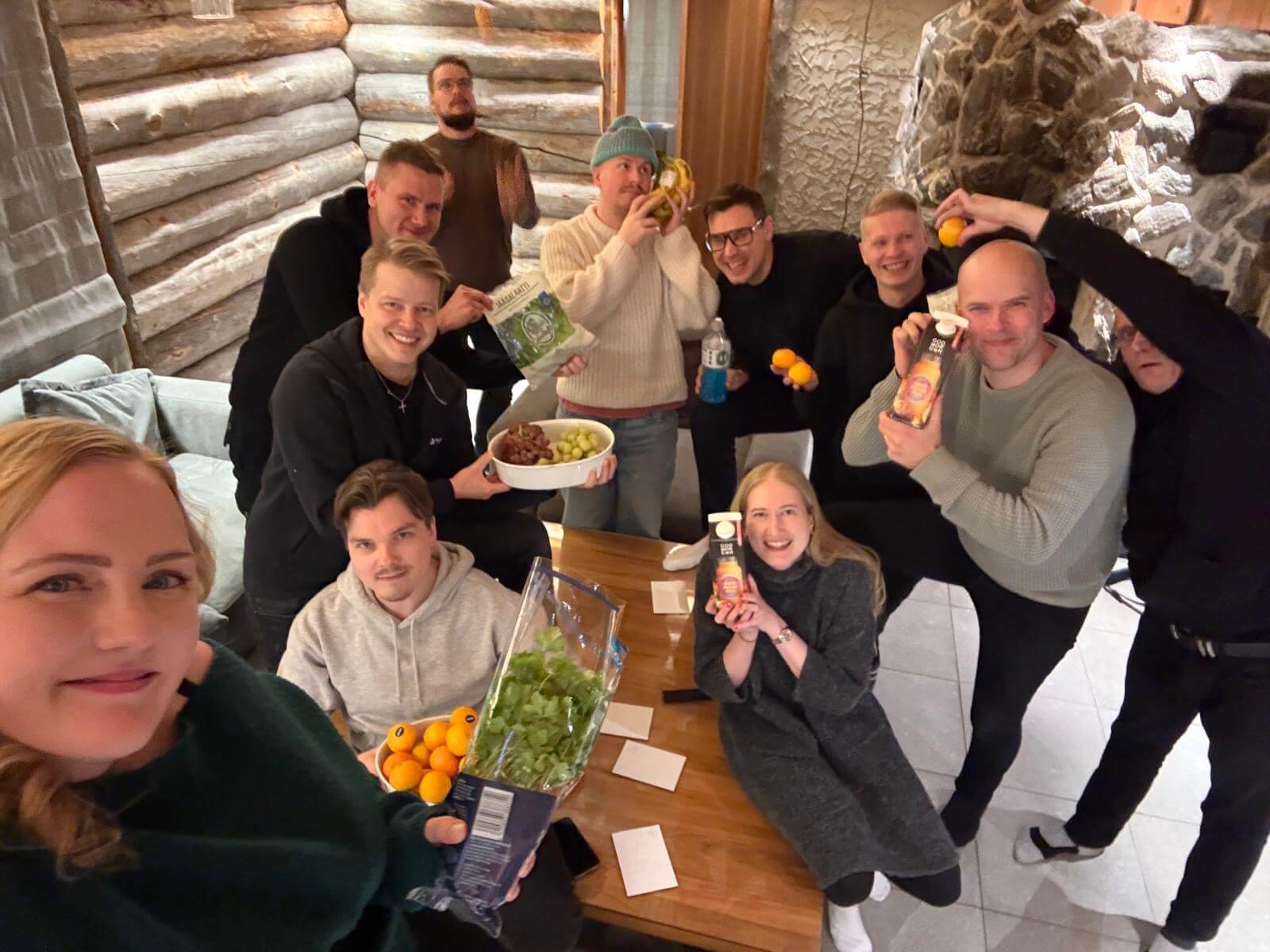 Feelmentin tiimi yhteiskuvassa.