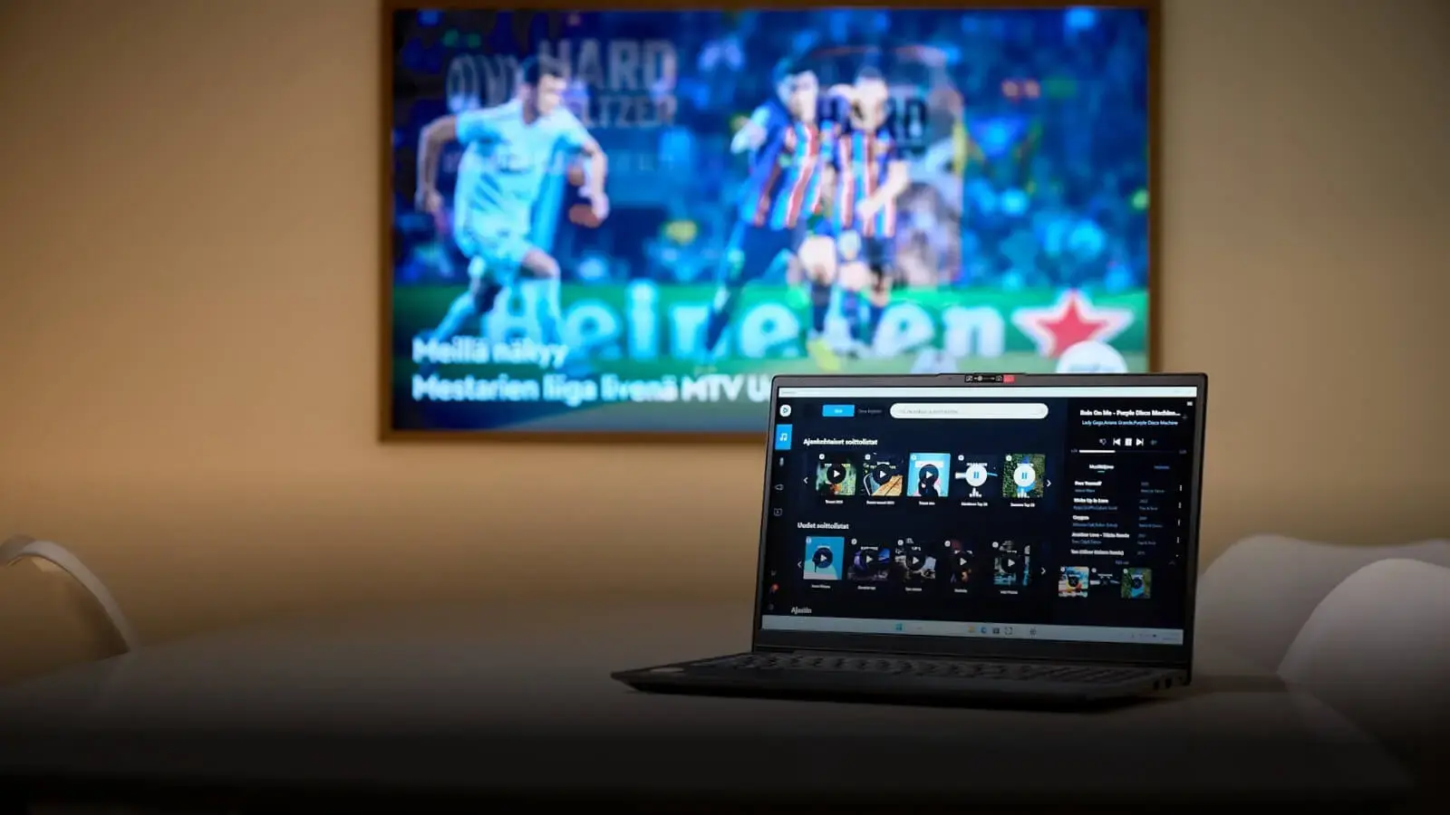 Ravintolan televisioruutu, jossa näkyy urheilulähetys Feelmentin palvelun kautta.