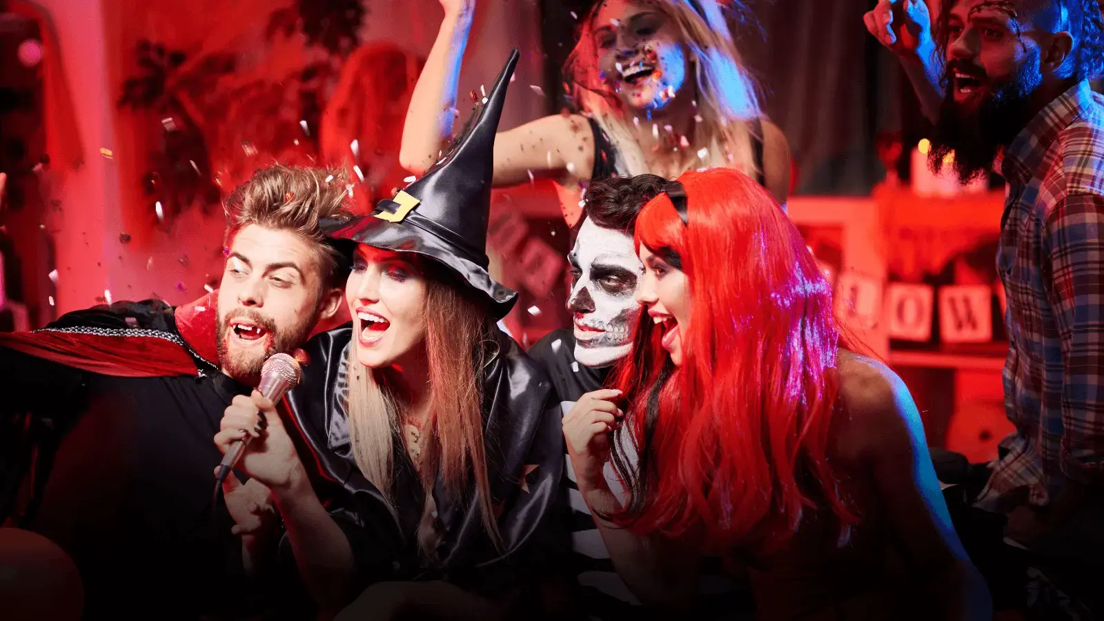 Porukka kaveruksia laulamassa karaokea halloween asuihin pukeutuneena.