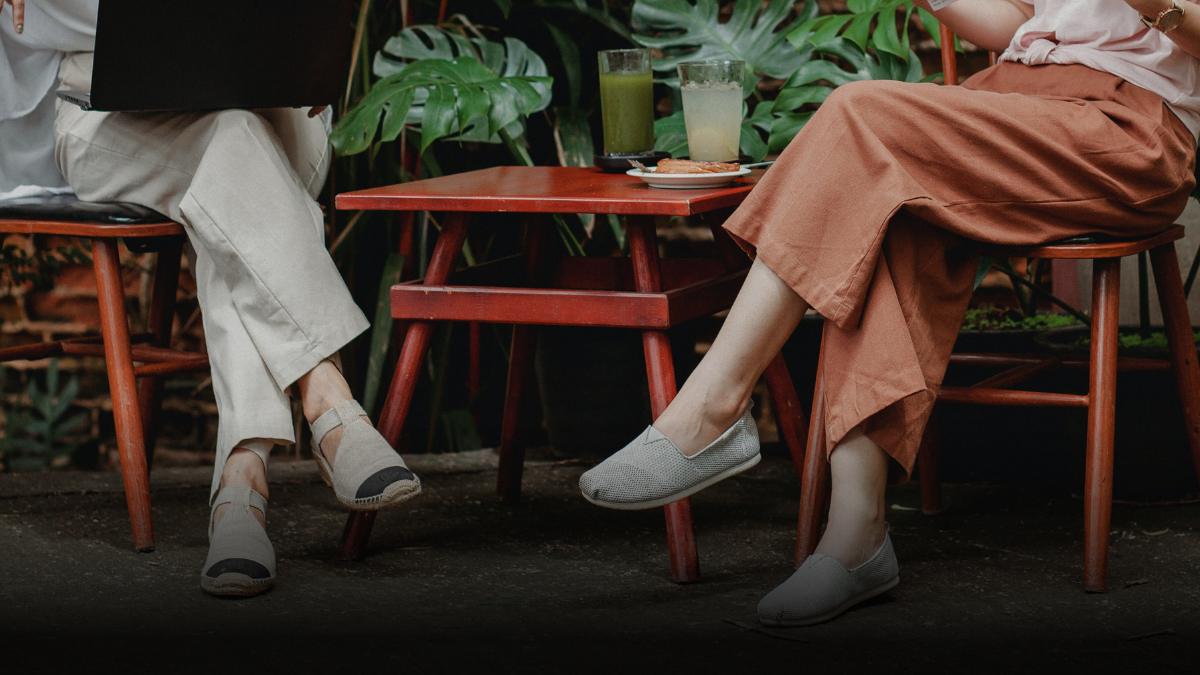 Two customers on a restaurant terrace.